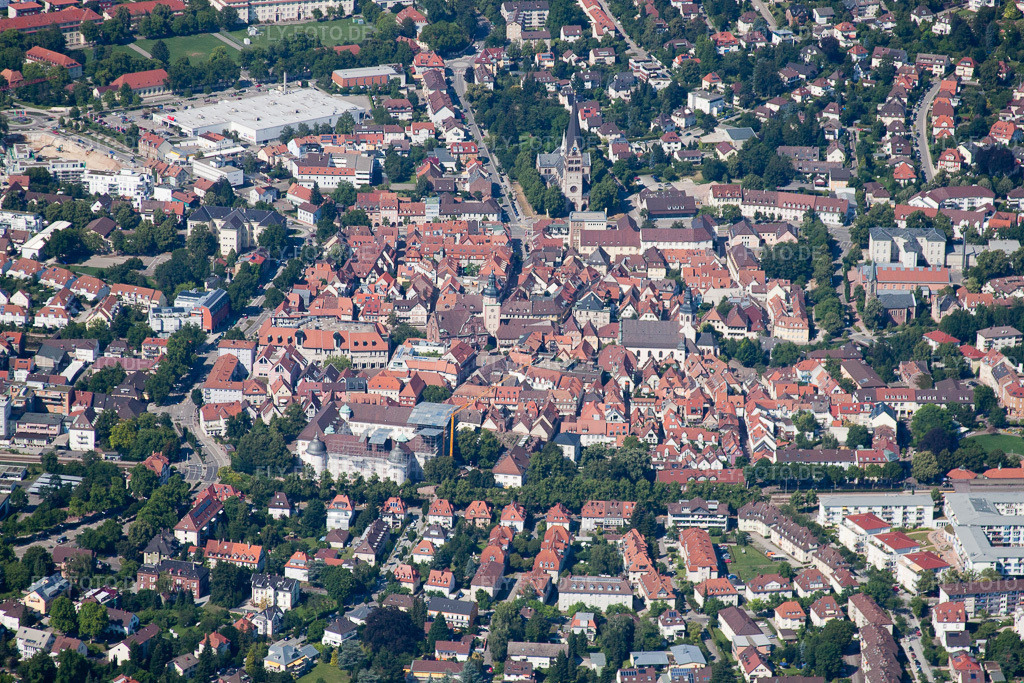 Luftbild: Altstadtbereich und Innenstadtzentrum in Ettlingen im Bundesland Baden-Württemberg in Deutschland. Foto: IMG_42337.jpg vom 27.06.2011 durch Werner Riehm/FLY-FOTO.de