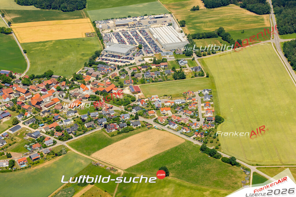 Das Luftbild zeigt : Neukirchen Hemau - Die Luftaufnahme wurde 2023 vom UL-Flugzeug aus erstellt ( keine Drohne ) - Hochauflösende Luftaufnahme - Für grossformatige Ausdrucke geeignet. Die Geschenkidee !Mit Lizenz und Bildrechte bestellbar