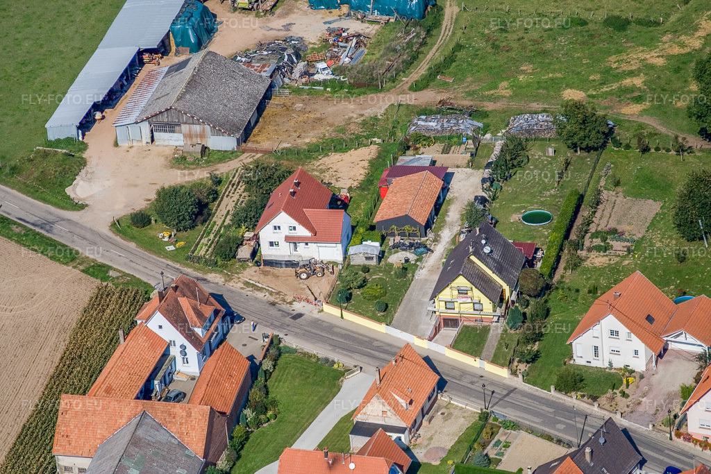 Vue aérienne: Rue Principale, en périphérie de la ville à Salmbach dans le département Bas Rhin, France – .Photo: IMG_13581.jpg prise le 28/09/2008 par Werner Riehm/FLY-FOTO.eu – Résolution de l'original: 3456 x 2304 px