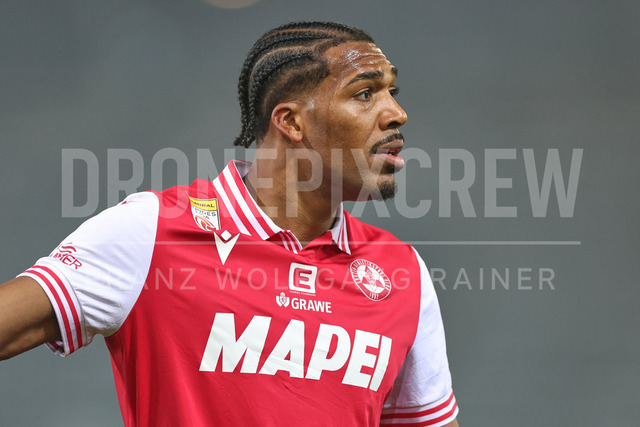 Austrian Bundesliga: Grazer AK 1902 vs LASK | GRAZ, AUSTRIA, 13.DEC.25 - SOCCER - ADMIRAL Bundesliga, Grazer AK 1902 vs LASK. The image shows Donovan Pines (GAK).