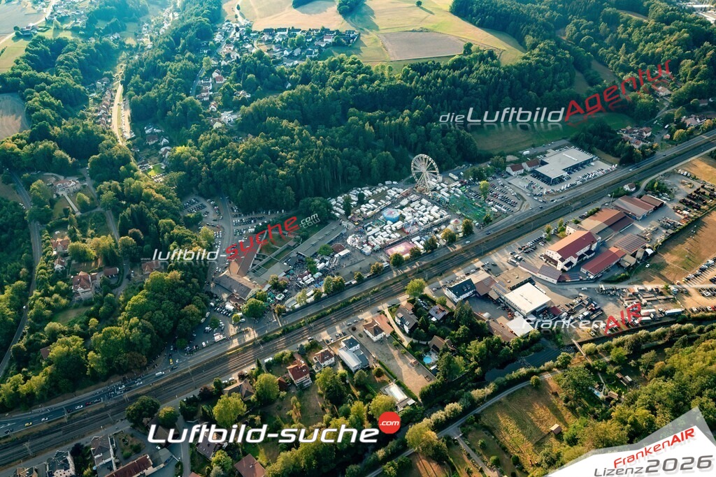 Die Luftbildaufnahme Schuetzenfest - Kronach wurde 2018 mittels Flugzeug (keine Drohne) erstellt. Perfekte Schärfe und Druck- Auflösung- Garantiert!