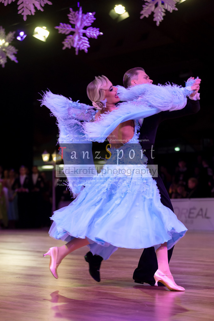 20241215_WDSF_Int_Open_Std-Riga-9004 | Tanzsportbilder, Standardtanz, Lateintanz, WDSF, DTV, LTVB, dancecomp, goc, hessen tanzt, blaues band der spree, walzer, tango, wiener walzer, slowfox, quickstepp, samba, rumba, cha-cha-cha, paso doble. jive, hd-kroft photography, turniertanzsport