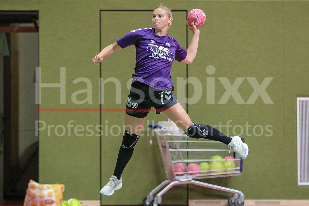 Handball, 2. Bundesliga Frauen, Training SV Werder Bremen | v.li.: Vanessa Plümer (SV Werder Bremen, 15) beim Wurf, am Ball, Spielszene, Aktion, Action