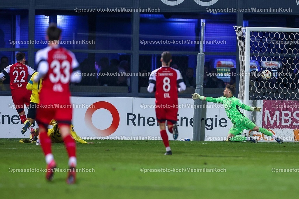 FCVK14022501046 | 14.02.2025, Fußball, FC Viktoria Köln – Alemannia Aachen, 3.Liga, Sportpark Höhenberg, Saison 2024 2025: Torschütze Said El Mala (Viktoria Köln #22) trifft ins Tor von Torwart Jan Olschowsky (Alemannia Aachen #41) zum 1:1 Ausgleich für Köln. DFB regulations prohibit any use of photographs as image sequences and or quasi-video.