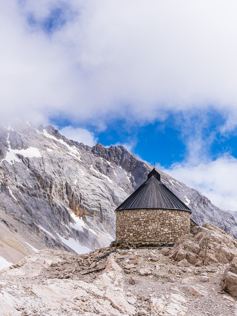 Die Kapelle Mariä Heimsuchung auf dem Zugspitzplatt bei Garmisch-Partenkirchen in Bayern | Die Kapelle Mariä Heimsuchung auf dem Zugspitzplatt bei Garmisch-Partenkirchen in Bayern.