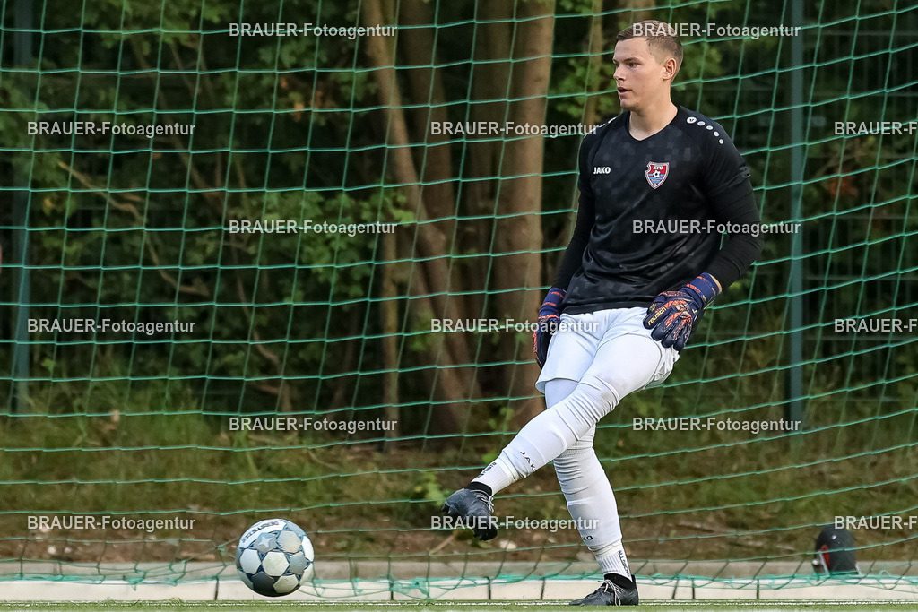 1_KFCWAT_20250723_0823.JPG -  - KFC Uerdingen - SG Wattenscheid 09 - Testspiel | Krefeld, Deutschland, 23.07.25: Torwart Jonas Holzum (KFC Uerdingen) in Aktion, am Ball, Einzelaktion waehrend des Testspiel Spiels zwischen KFC Uerdingen - SG Wattenscheid 09 in der Covestro Sportpark am 23. July 2025 in Krefeld, Deutschland. (Foto von Stefan Brauer/Brauer-Fotoagentur)