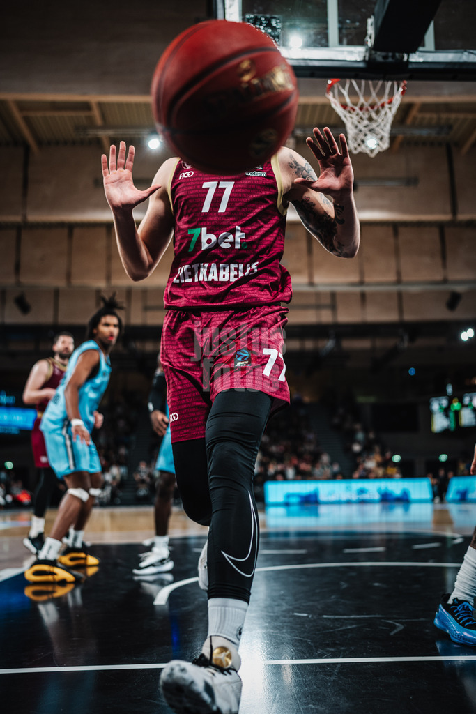 Basketball | Männer | Saison 2024/2025 | BKT EuroCup | Veolia Towers Hamburg vs. 7Bet-Lietkabelis Panevezys | 21.01.2025 | Paulius Danusevicius (#77, BC 7Bet-Lietkabelis Panevezys) wird vom Basketball verdeckt