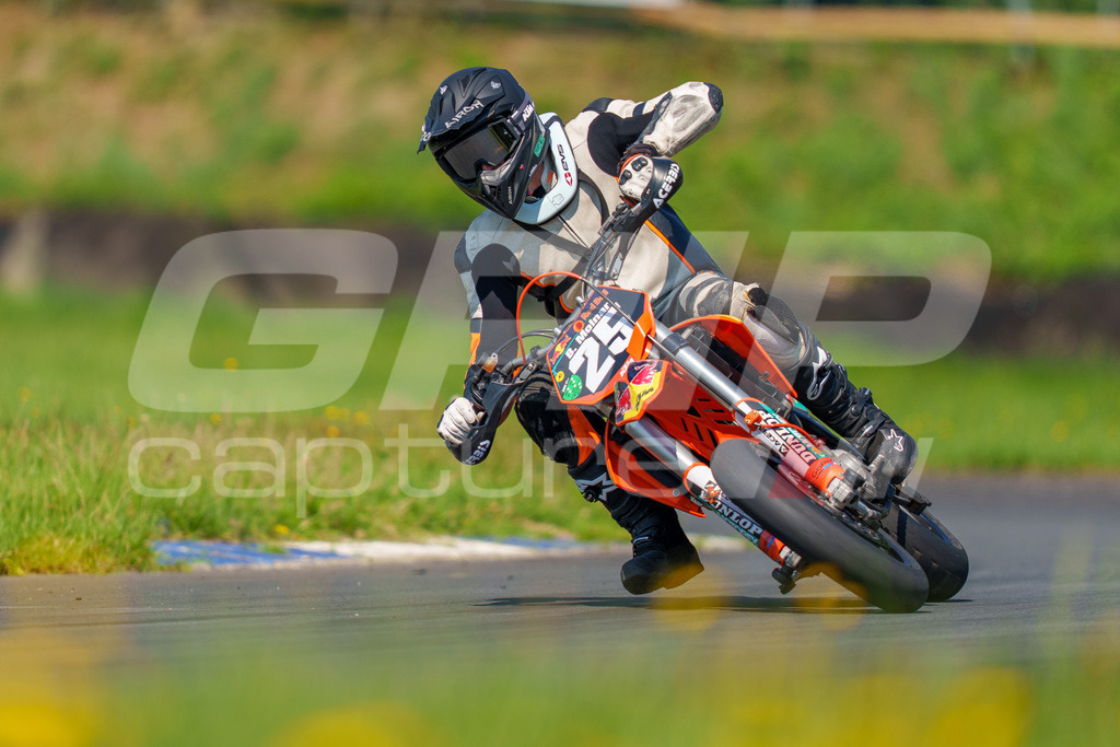 G-Cup + Supermoto Staatsmeisterschaft + Hungarian Supermoto Championship | GRIPcapture steht für authentische Sportfotografie in Österreich – für Momente, die mehr sind als Geschwindigkeit oder Ergebnis. Es geht um Emotion, Spannung, Fokus und den Augenblick, der oft nur einen Wimpernschlag dauert.Ob Motorsport, Teamsport oder 