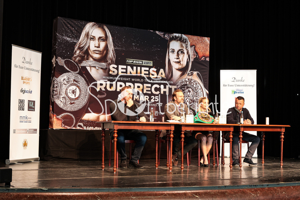 Seniesa Estrada - Tina Rupprecht/ Pressekonferenz | Das Kurhaus in Goeggingen ist Gastgeber fuer die offizielle Pressekonferenz von Tina Rupprecht / v. l. Sepp MAURER, Benedikt POELCHAU, Tina RUPPRECHT und Alexander HAAN