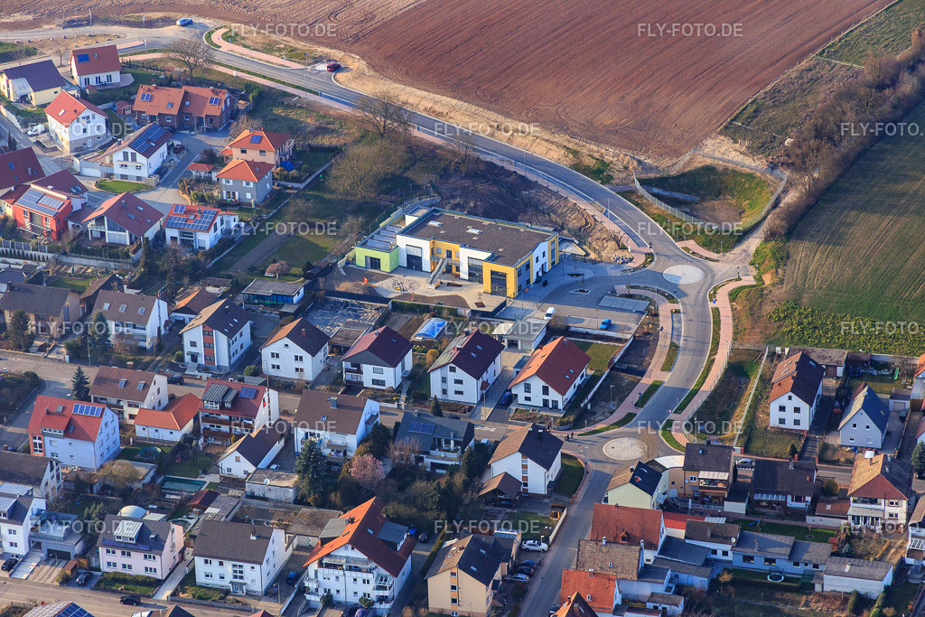 Baustelle der KITA Die Entdecker https://www.kandel.de/sv_kandel/Leben/Kindertagesst%C3%A4tten/St%C3%A4dtische%20Kita%20%22Die%20Entdecker%22/ | Luftbild: Baustelle der KITA Die Entdecker https://www.kandel.de/sv_kandel/Leben/Kindertagesst%C3%A4tten/St%C3%A4dtische%20Kita%20%22Die%20Entdecker%22/ in Kandel im Bundesland Rheinland-Pfalz in Deutschland. Foto: IMG_086566.jpg vom 18.03.2016 durch Werner Riehm/FLY-FOTO.de - Realisiert mit Pictrs.com