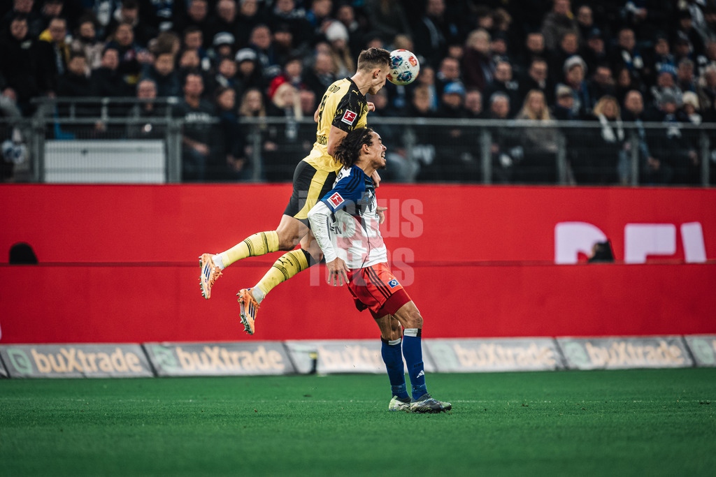 Fußball | Männer | Saison 2025/2026 | 1. Fußball-Bundesliga | 10. Spieltag | Hamburger SV vs. Borussia Dortmund | 08.11.2025 | oben Nico Schlotterbeck (#4, Borussia Dortmund) unten Yussuf Poulsen (#15, HSV)