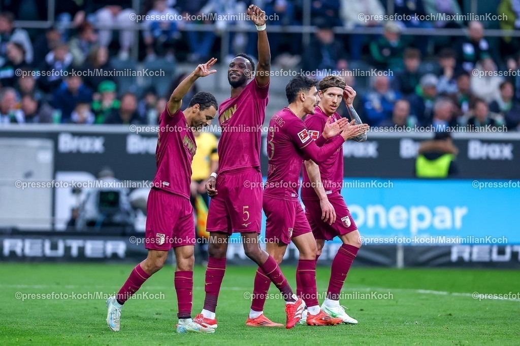 BMG21022501080 | 22.02.2025, Fußball, Borussia Mönchengladbach - FC Augsburg, 1. Fußball Bundesliga, Borussia-Park, Saison 2024 2025: Torjubel zum 3:0 durch Alexis Claude-Maurice (FC Augsburg #20) zusammen mit Chrislain Matsima (FC Augsburg #5)DFB regulations prohibit any use of photographs as image sequences and or quasi-video.