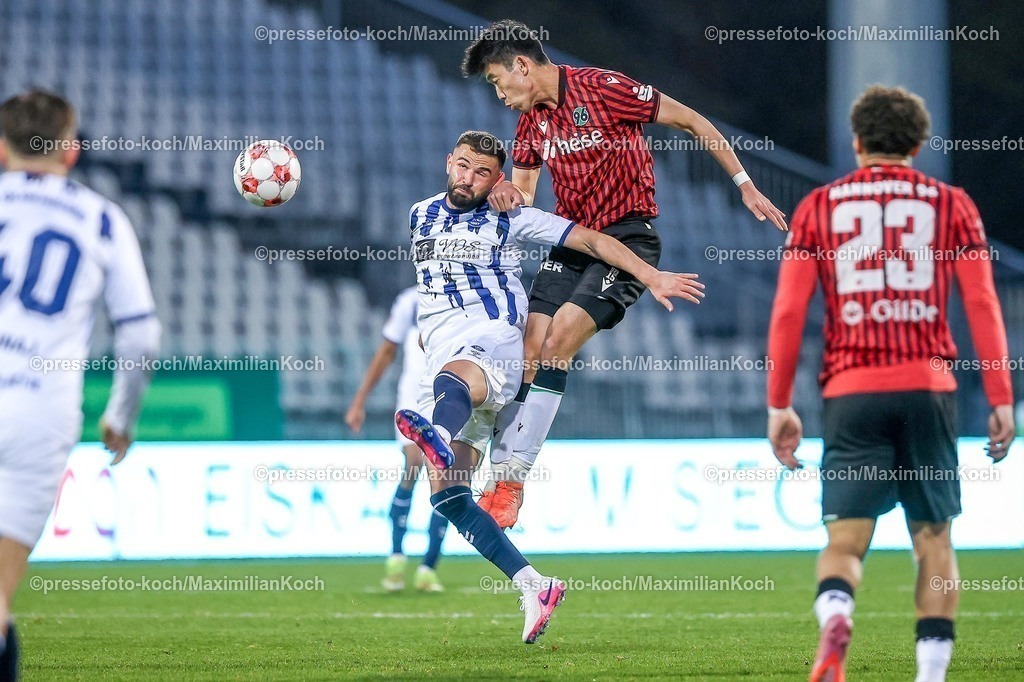 xKWIx20032601026 | 20.03.2026, xKWIx, Fußball, Regionalliga Nord, Herren, Saison 2025 / 2026, Hannover 96 II - VfB Oldenburg, Eilenriedestadion: Drilon Demaj (VfB Oldenburg #9) im Zweikampf gegen Asuma Ikari (Hannover 96 II #15) xKamilxWilkowskixPressefotoKochx