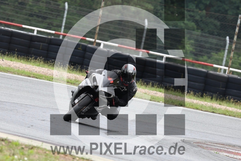 0041-20240604_33712 | Schöne Erinnerungen an spannende Momente - das festzuhalten ist unser Job. PIXELrace.de ist seit 2003 auf den Rennstrecken Europas unterwegs um die Action draußen beim Fahren und die wunderbare Stimmung imm Fahrerlager für euch einzufangen.