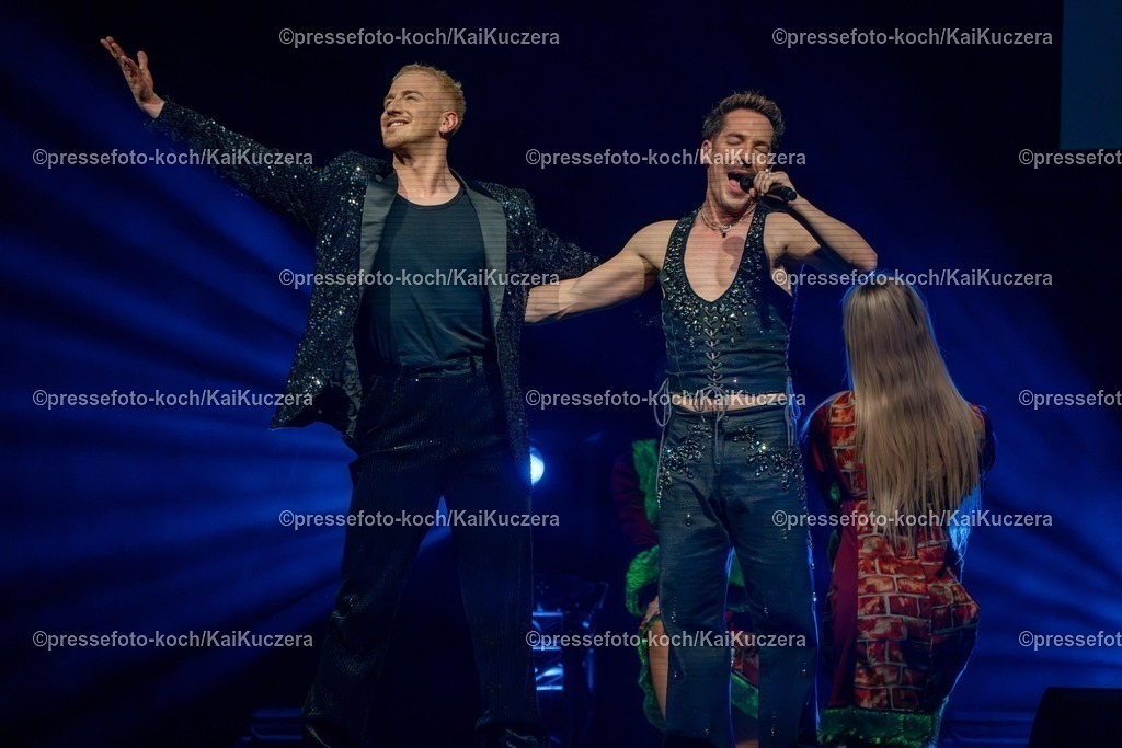 xKKU1502250101028 | 15.02.2025, xkkux, Düsseldorf, Entertainer Nico Stank - performt bei seinem Bühnenprogramm Akte Ex in der Mitsubishi Electric HALLE. 