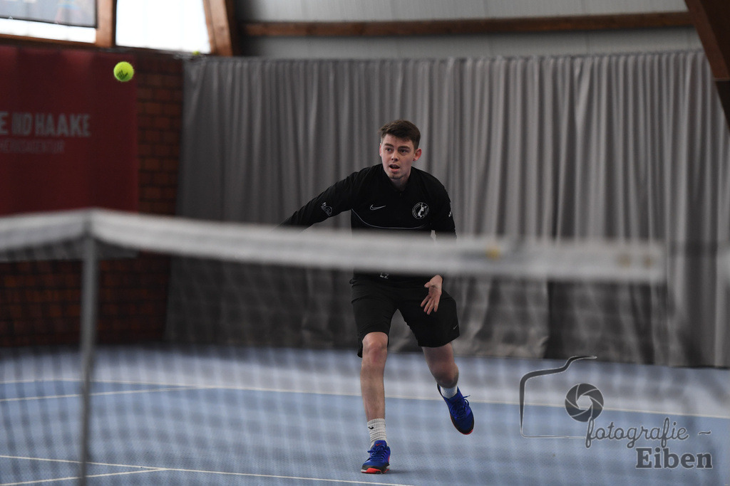 NE-Cup Ranglistenturnier TC Edewecht | Männer Finale Lennard Zumbrock (schwarz/ Polizei Oldenburg) gegen Niklas Gerdes (blau/TC Ahlfeld);NE-Cup Ranglistenturnier TC Edewecht am 26.03.2023 in Edewecht (Tennishalle TC Edewecht), Deutschland, Photo: Philip Eiben 2023 - Realisiert mit Pictrs.com