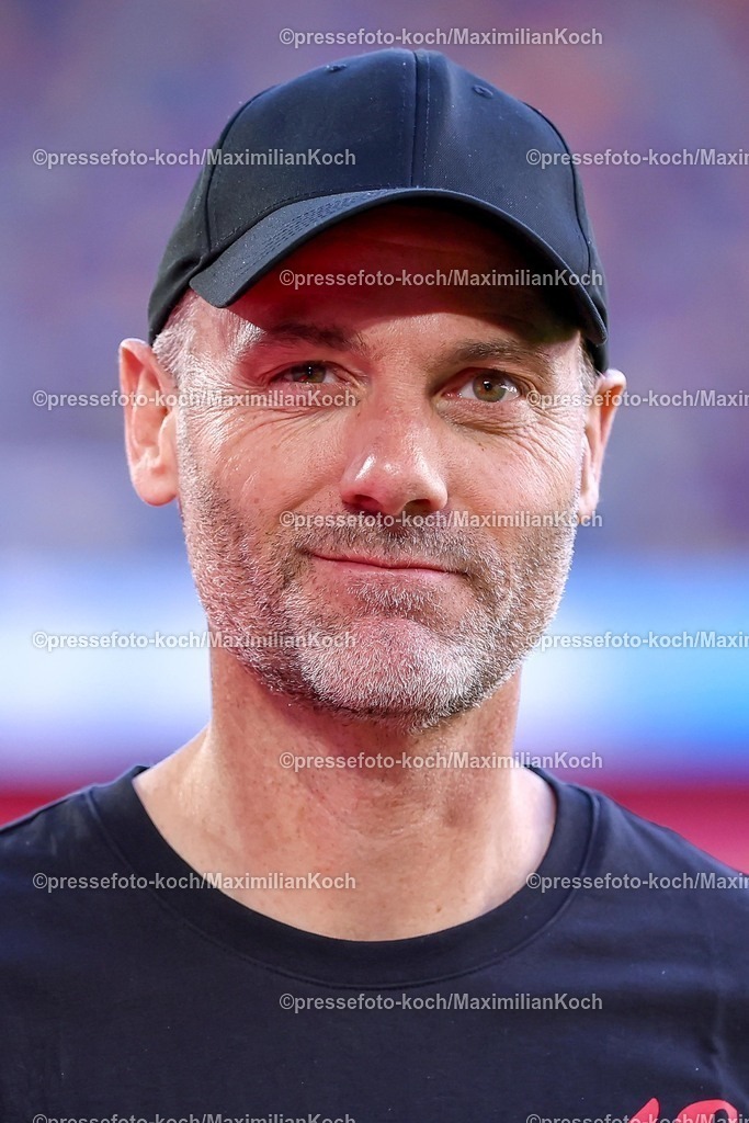 F9524042601089 | 24.04.2026, Fußball, Fortuna Düsseldorf - SC Dynamo Dresden, 2. Fußball Bundesliga, Herren, Merkur Spiel-Arena, 31. Spieltag, Saison 2025 2026: Cheftrainer Alexander Ende (Fortuna Düsseldorf) lächelnd zufrieden glücklich DFB regulations prohibit any use of photographs as image sequences and or quasi-video.