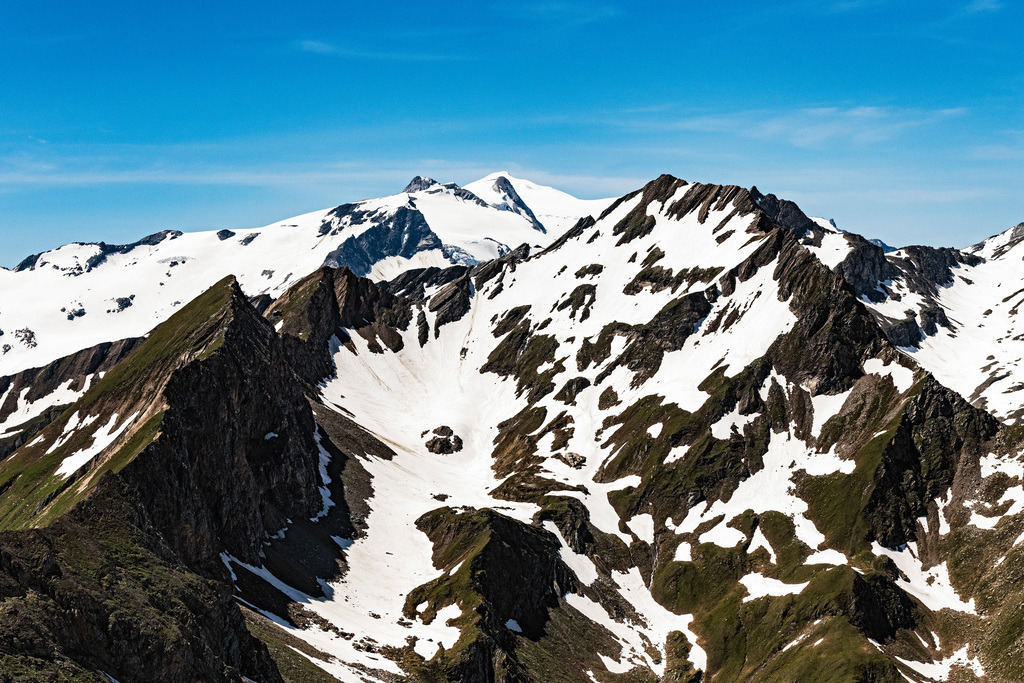 dr__0026333.jpg | GRUBEN 25.06.2019 Winterlich schneebedeckte Gipfel der Alpen in der Felsen- und Berglandschaft in Gruben in Tirol, Österreich. // Wintry snowy rocky and mountainous landscape the Alps in Gruben in Tirol, Austria. Foto: Daniel Reiter