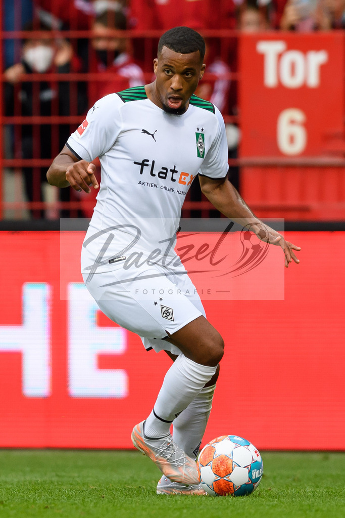 FCUBMG20210829_207 | Fussball, Herren: Alassane Plea (Borussia Moenchengladbach) in Aktion, am Ball, Einzelaktion beim Spiel der 1. Bundesliga zwischen 1. FC Union Berlin und Borussia Moenchengladbach im Stadion An der Alten Foersterei am 29.08.2021 in Berlin, Deutschland. - Realisiert mit Pictrs.com