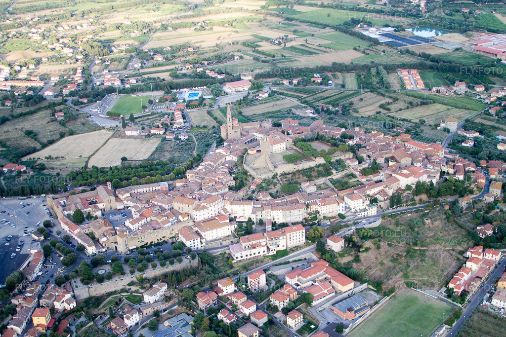 Vue aérienne: Vue de la ville à Castiglion Fiorentino dans le département Arezzo, Italie. Photo: IMG_43301.jpg prise le 24/07/2011 par Werner Riehm/FLY-FOTO.eu – Résolution de l'original: 4272 x 2848 px