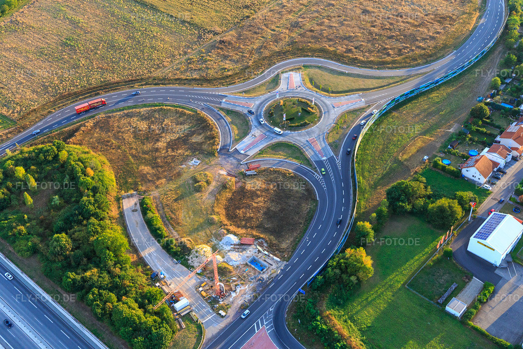 Luftbild: Baustelle des neuen Kreisverkehrs an der Ausfahrt Landau Zentrum der A65 im Ortsteil Queichheim in Landau im Bundesland Rheinland-Pfalz in Deutschland. Foto: IMG_094455.jpg vom 01.09.2016 durch Werner Riehm/FLY-FOTO.de