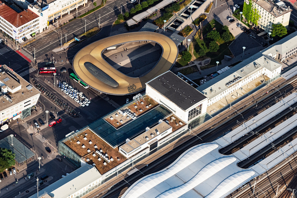 dr__0025489.jpg | GRAZ 24.06.2019 Spiegelnde Scheibe als Überdachung am Gleisverlauf und Gebäude des Hauptbahnhofes am Europaplatz in Graz in Steiermark, Österreich. Weiterführende Informationen bei: IKK Engineering GmbH,  Schimetta Consult ZT GmbH,  Zechner & Zechner ZT GmbH,  ÖBB-Immobilienmanagement GmbH,  ÖBB-Personenverkehr AG. // Track progress and building of the main station of the railway on Europaplatz in Graz in Steiermark, Austria. Further information at: IKK Engineering GmbH,  Schimetta Consult ZT GmbH,  Zechner & Zechner ZT GmbH,  OeBB-Immobilienmanagement GmbH,  OeBB-Personenverkehr AG. Foto: Daniel Reiter