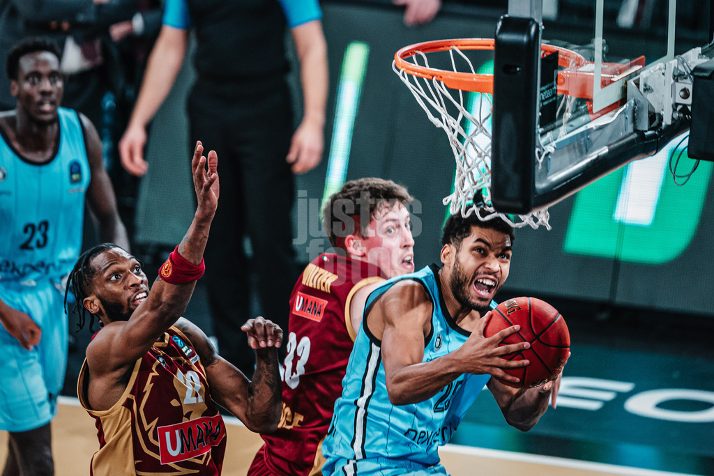 Basketball | Männer | Saison 2024/2025 | BKT EuroCup | Veolia Towers Hamburg vs. Umana Reyer Venice | 08.01.2025 | v.l. Jordan Parks (#22, Umana Reyer Venice) und Kennet Ogbe (#25, Veolia Towers Hamburg)