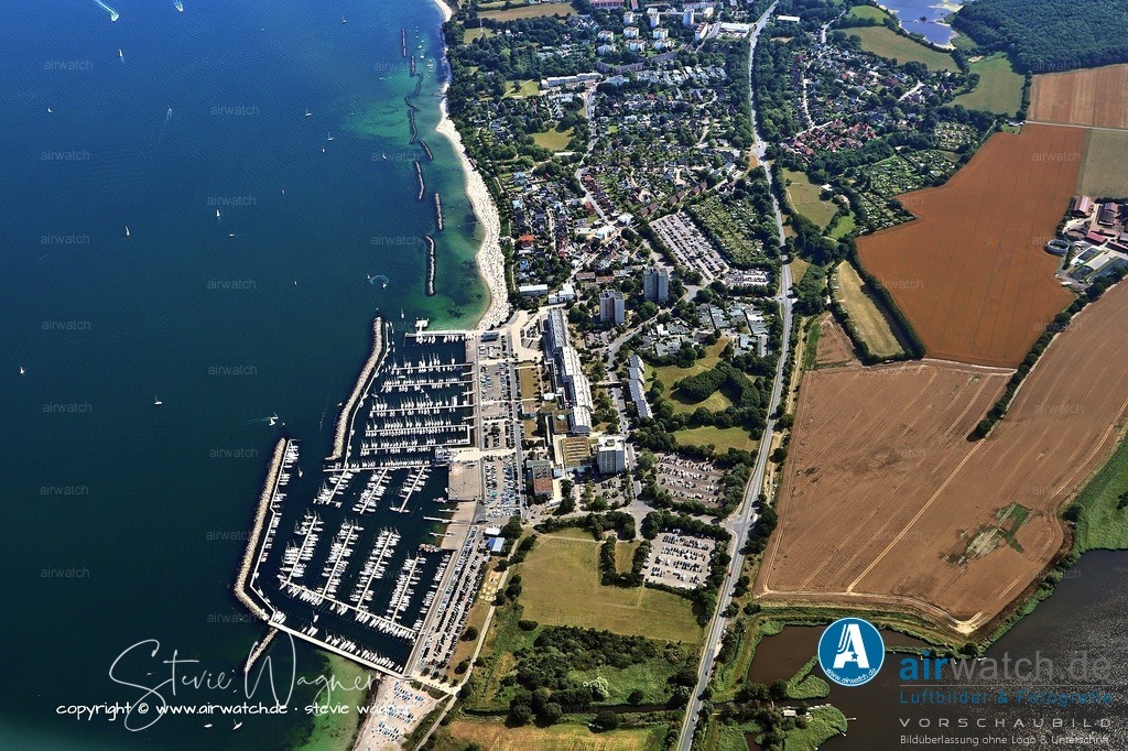 Luftbild Kiel-Schilksee Eingemeindung | Eingemeindung: Am 1. April 1959 wurde Schilksee offiziell nach Kiel eingemeindet, was den Weg für größere städtebauliche Entwicklungen ebnete. Heute ist Schilksee der nördlichste Stadtteil Kiels und verbindet seine maritime Tradition mit moderner touristischer Infrastruktur.