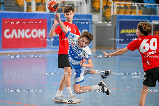 AUT, HLA, HC Linz AG vs Schwaz Handball Tirol | 10.02.2024, Sporthauptschule Linz-Kleinmuenchen, AUT, U-12, HC Linz AG vs Schwaz Handball Tirol, im Bild U12 Linz und Schwaz

// HLA, U-12 Match between HC Linz AG vs Schwaz Handball Tirol in Linz, Austria on 2024/02/10