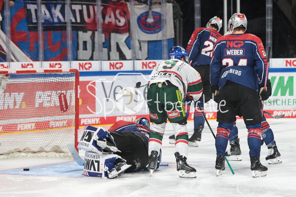 Nuernberg ICE Tigers - Augsburger Panther | Justin VOLEK (AEV #9) erzielt den Treffer zum 2-4 fuer den AEV