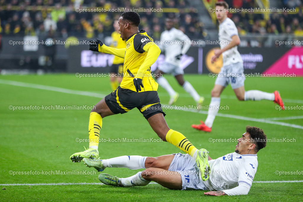 BVB15122401033 | 15.12.2024, Fußball, Borussia Dortmund - TSG 1899 Hoffenheim, 1. Fußball Bundesliga, 14. Spieltag, Signal Iduna Park, Saison 2024 2025: Jamie Gittens (BVB #43) wird kurz vor dem Strafraum von Valentin Gendrey (Hoffenheim #15) zu Fall gebrachtDFB regulations prohibit any use of photographs as image sequences and or quasi-video.