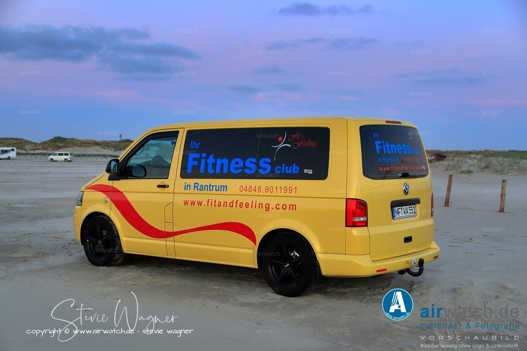 St.Peter-Ording Strand - Volkswagen VW T5 | Entdecken Sie atemberaubende Luftbilder und Fotografien auf airwatch.de - Tauchen Sie ein in eine Welt voller faszinierender Aufnahmen aus der Vogelperspektive.