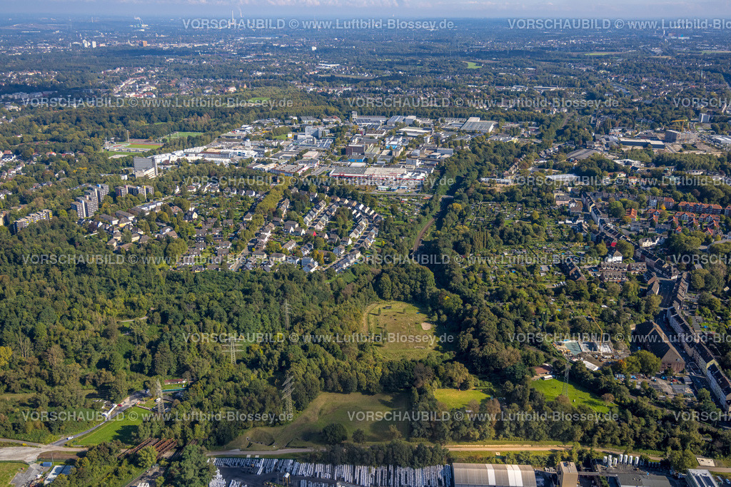 Essen241000967 | Luftbild, halbkreisförmige Wohnsiedlung Hangetal Waldgebiet, Gewerbegebiet Ernestine Langemarckstraße, ehemaliger Sportplatz Kumpelweg Gleisdreieck, Frillendorf, Essen, Ruhrgebiet, Nordrhein-Westfalen, Deutschland