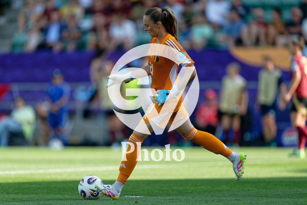 Belgium v Italy - UEFA Women's EURO 2025 Group B | SION, SWITZERLAND - JULY 3: Lisa Lichtfus of Belgium passes the ball  during the UEFA Womens EURO 2025 Group B match between Belgium and Italy at Stade de Tourbillon on July 3, 2025 in Sion, Switzerland. (Photo by Giuseppe Velletri/Sports Press Photo/Getty Images)