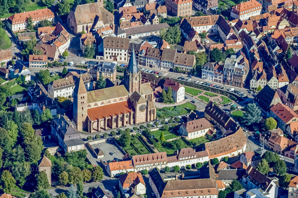 Luftbild: Quai du 24 Novembre mit Abbatiale Saint Pierre et Paul von Nordwesten in Wissembourg im Bundesland Bas-Rhin in Frankreich. – Foto: IMG_4325.jpg vom 08.10.2006 durch Werner Riehm/FLY-FOTO.de – Auflösung des Originals: 2958 x 1971 px – Paroisse de Wissembourg