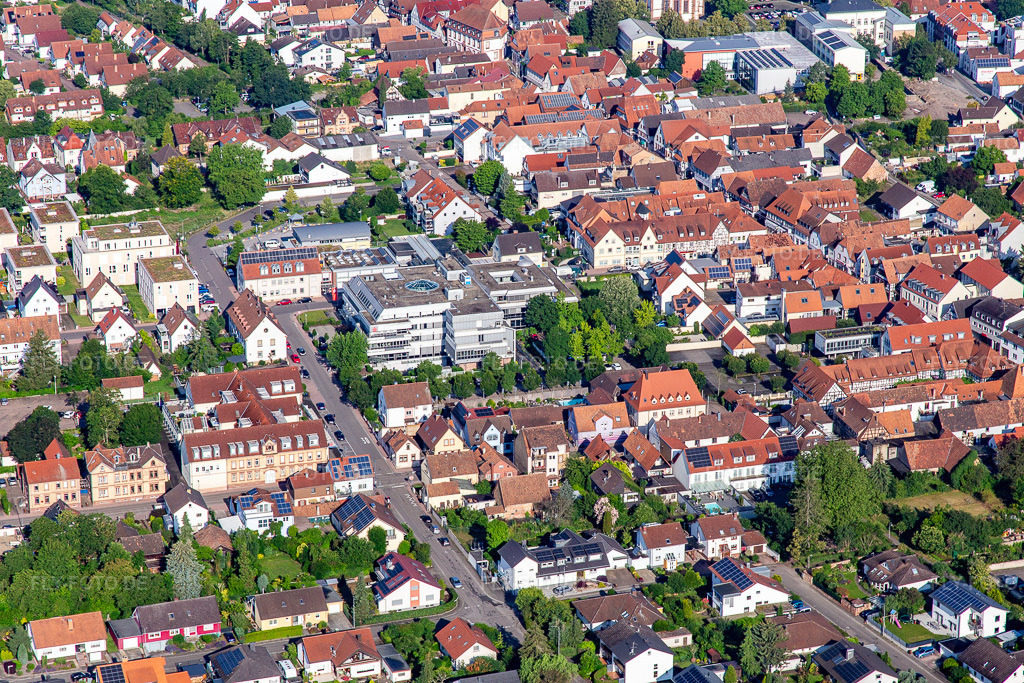 Luftbild: ehemaligen Sparkasse Südpfalz in Kandel im Bundesland Rheinland-Pfalz in Deutschland. Foto: IMG_141841.jpg vom 18.06.2024 durch Werner Riehm/FLY-FOTO.de