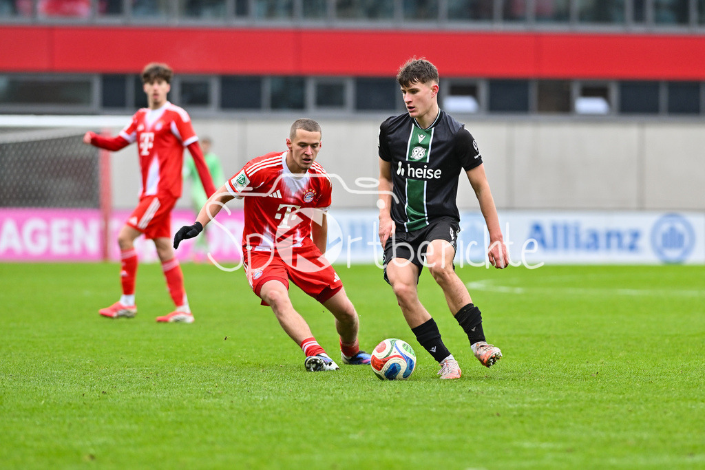 FC Bayern München - Hannover 96 | MUNICH, GERMANY - 15. FEBRUARY: im Duell Harry KANE (FC Bayern Munich 9) und Ole WEGNER (Hannover 96 U19 13) während dem Spiel zwischen der U19 des FC Bayern München und der U19 von Hannover 96 am 2. Spieltag der Hauptrunde der U19-DFB-Nachwuchsliga am FC Bayern Campus