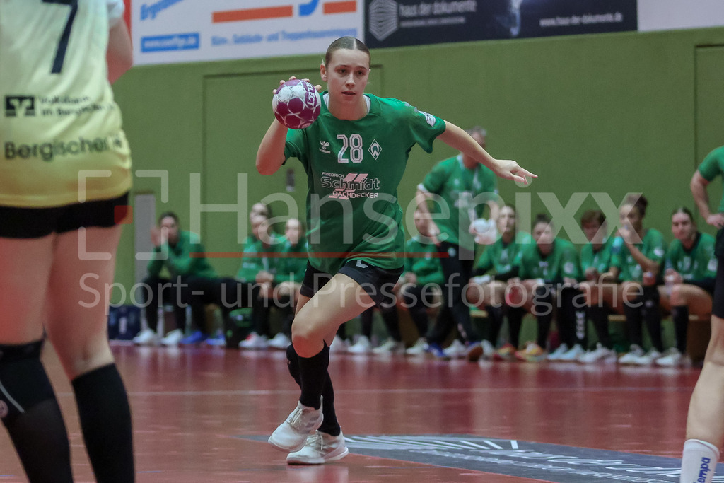 Handball, 2. Bundesliga Frauen, SV Werder Bremen - Bergischer HC | v.li.: Leni Ruwe (SV Werder Bremen, 28) am Ball, Spielszene, Aktion, Action
