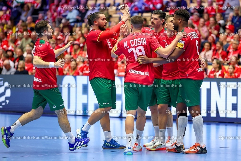 EHF16012601106 | 16.01.2026, Handball, Men's EHF EURO 2026, Portugal - Rumänien, Jyske Bank Boxen in Herning, Dänemark, Preliminary Round: Abschlussjubel Portugal nach dem Sieg gegen Rumänien.  Luis Diogo Sousa Frade (Portugal #82)  Martim Mota Costa (Portugal #79)  Rocha Nogueira (Portugal #13)  Victor Manuel Iturriza Alvarez (Portugal #08) 