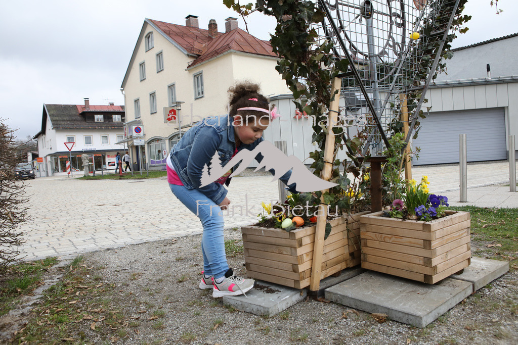 OE7A2060 | Emma-Sophie bei der Ostereiersuche im Zwieseler Stadtgebiet