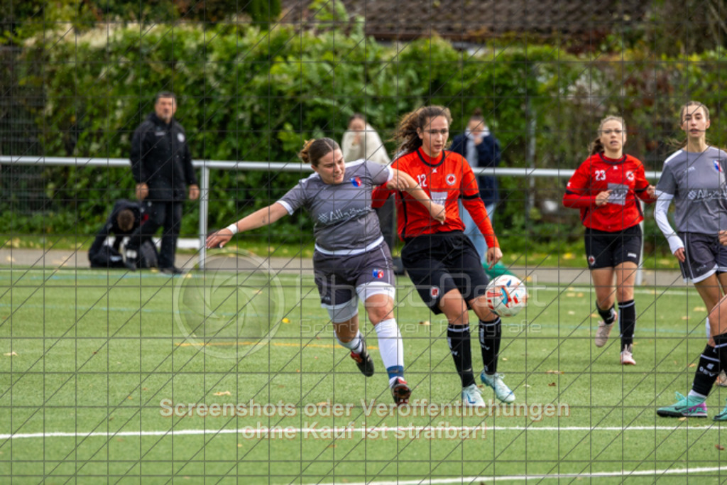 20251005_112041_0230 | #,1.Göppinger SV (rot) vs. SGM Aufhausen/Nellingen (grau), Fußball, Frauen-Regionenliga 3 - WfV, 04. Spieltag, Saison 2025/2026, Kunstrasenplatz Nord, Hohenstaufenstr. 116, 73033 Göppingen, 05.10.2025 - 11:00 Uhr,Foto: PhotoPeet-Sportfotografie/Peter Harich