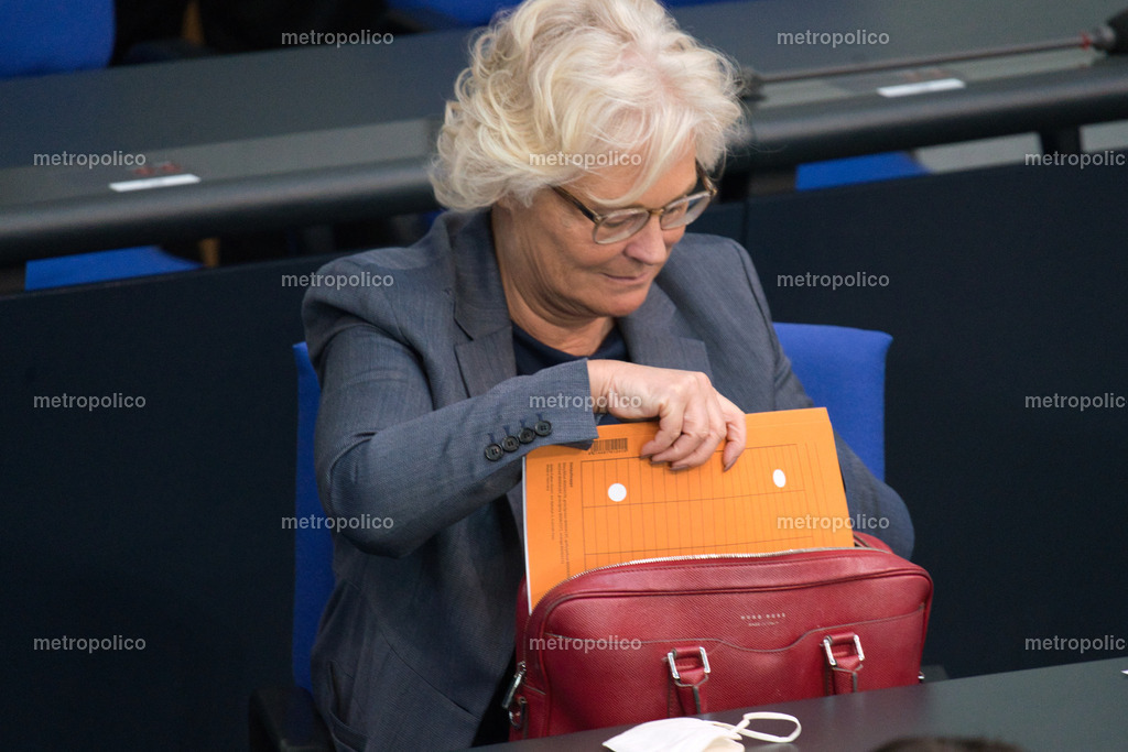 Christine Lambrecht packt ihre Akten ein | Metropolico