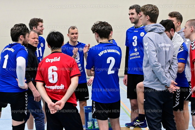 20230225-5126-voba-orplid-giessen-HENFOTO | 25.02.2023 Volleyball Oberliga Hessen Männer Saison 2022 2023 Orplid Darmstadt - USC Gießen (3:0) v. li. Auszeit Besprechung Trainer Klaus Armbruster (Orplid Darmstadt) (Foto: Peter Henrich) - Realisiert mit Pictrs.com