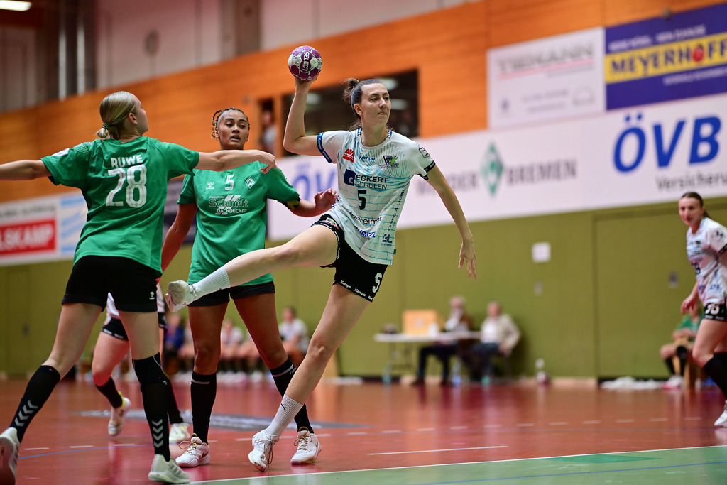Handball I Frauen I Saison 2024-2025 I 2. Bundesliga I 23. Spieltag I SV Werder Bremen - ESV 1927 Regensburg | Wurf Julia Drachsler (5, ESV 1927 Regensburg) - Realisiert mit Pictrs.com