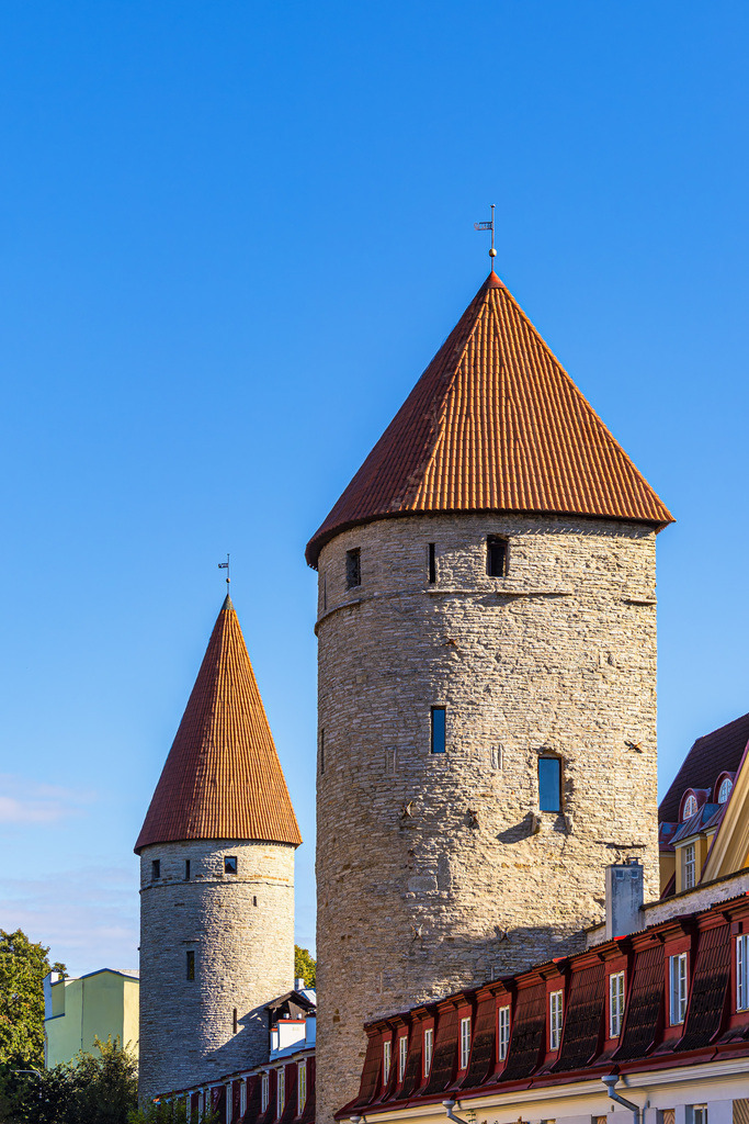 Blick auf die Stadtmauer und Türme in der Altstadt von Tallinn, Estland | Blick auf die Stadtmauer und Türme in der Altstadt von Tallinn, Estland.