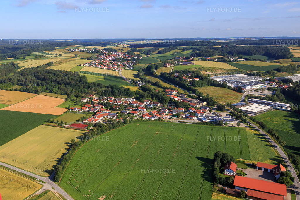 Luftbild: Dorfansicht mit Gewerbegebiet BMW Unterhollerau im Ortsteil Lengthal in Moosthenning im Bundesland Bayern in Deutschland. Foto: IMG_090537.jpg vom 03.07.2016 durch Werner Riehm/FLY-FOTO.de