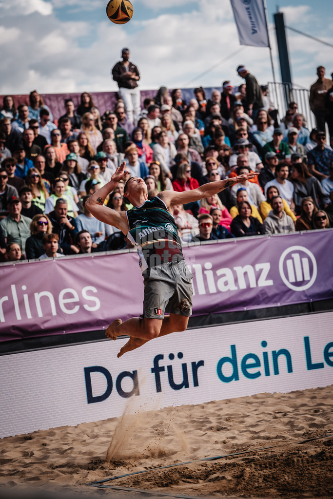Beachvolleyball | Männer | Allianz German Beach Tour 2025 | Tourstop Düsseldorf | 17.05.2025 | Martins Plavins beim Aufschlag