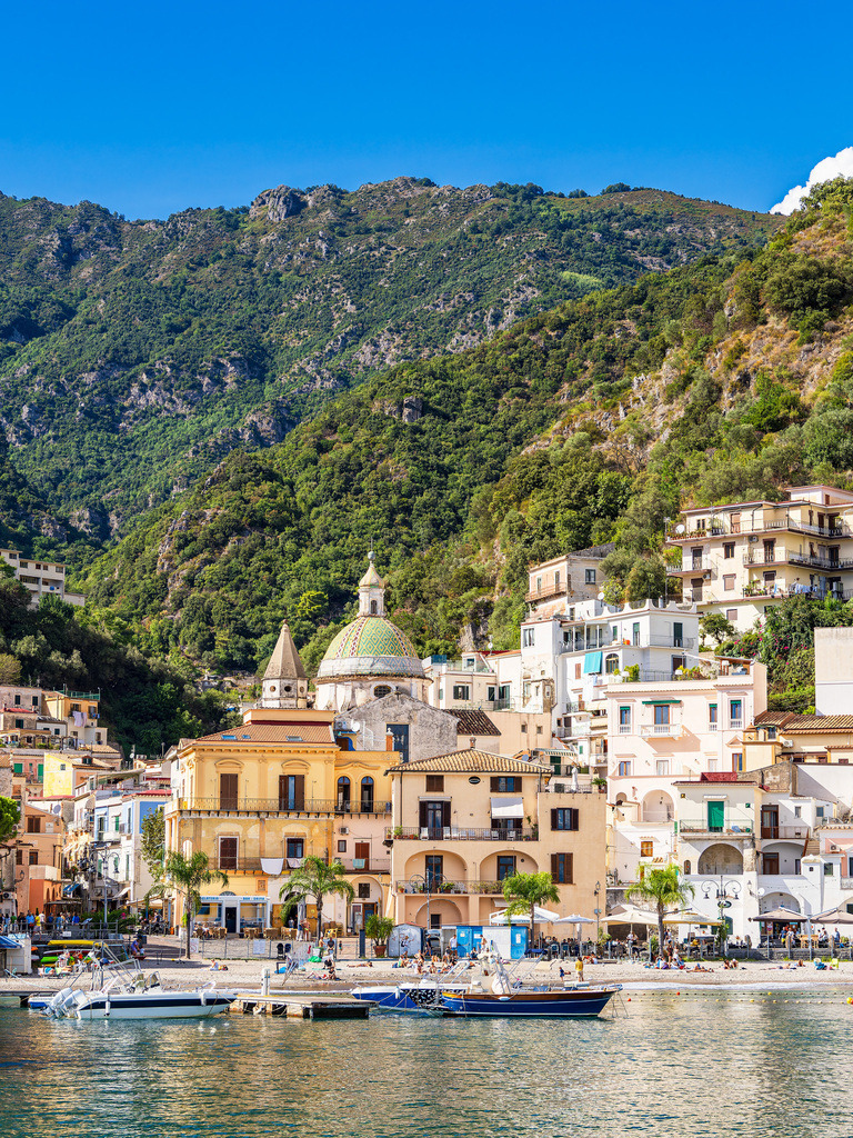 Blick auf Cetara an der Amalfiküste in Italien | Blick auf Cetara an der Amalfiküste in Italien.
