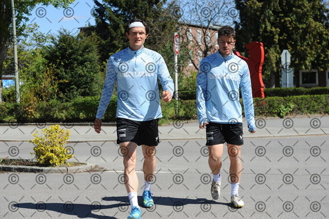 RGE_9348 | Fabian Reese und  Diego Demme auf dem Weg zum Training. Für beide Spieler endete im Juni 2026 der Vertrag mit Hertha BSC. Fotograf: Ralf Gebhardt - Realisiert mit Pictrs.com