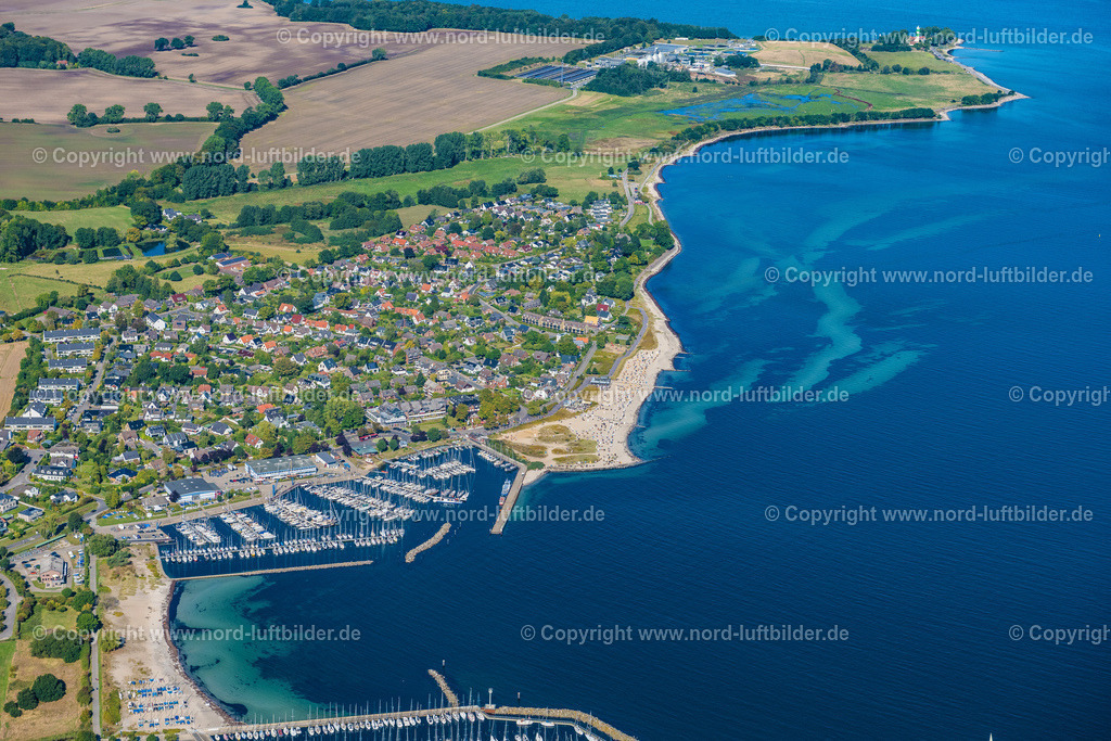 Kiel_Strande_Hafen_ELS_2576200922 | STRANDE 20.09.2022 Sporthafen im Ostsee -Bad Strande bei Kiel im Bundesland Schleswig-Holstein, Deutschland. Heimathafen des " KYC " ( Kieler Yacht Club ) an der Strandstraße in Strande mit Wohngebiet und Sandstränden. // Sports harbor in the Baltic Sea -Bad Strande near Kiel in the state Schleswig-Holstein, Germany. Home port of the " KYC " ( Kiel Yacht Club ) on Strandstrasse in Strande with a residential area and sandy beaches. Foto: Martin Elsen